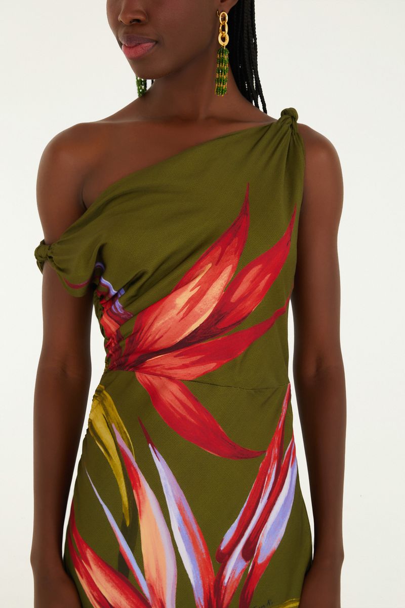 Primer plano del vestido mostrando detalles del estampado floral y del escote asimétrico.