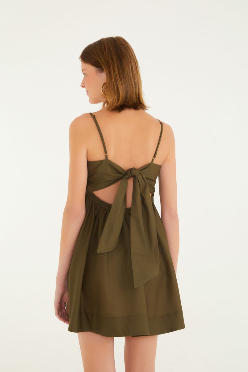 Vista trasera del vestido corto con amarre en la espalda, mostrando el diseño único y sofisticado.