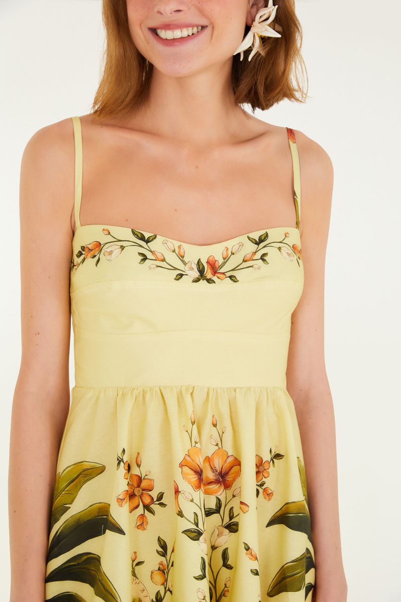 Primer plano del escote del vestido mostrando detalles florales.