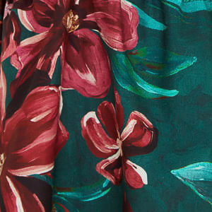 Vista trasera de la Blusa Lineia con estampado floral tropical.