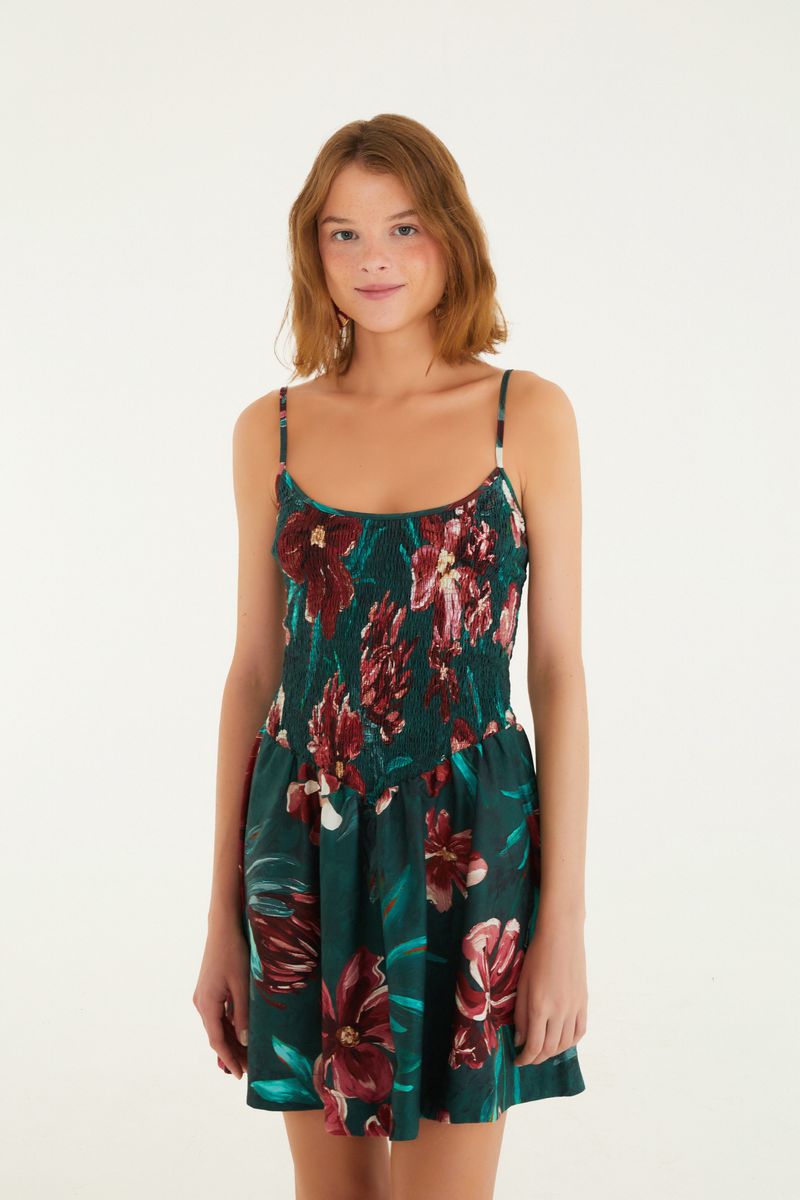 Vestido corto estampado con tirantes finos, vista frontal.