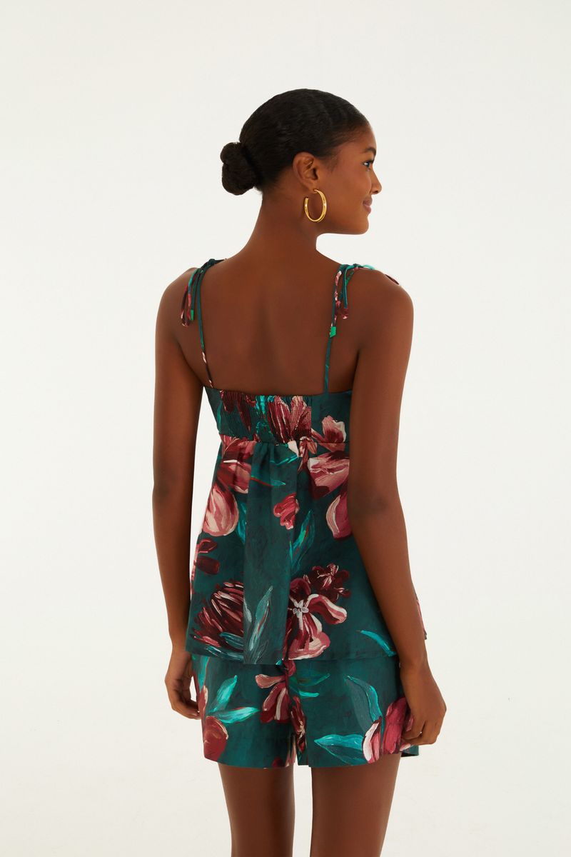 Detalle ampliado del estampado floral tropical del Short Lineia en tonos de rojo y verde oscuro.