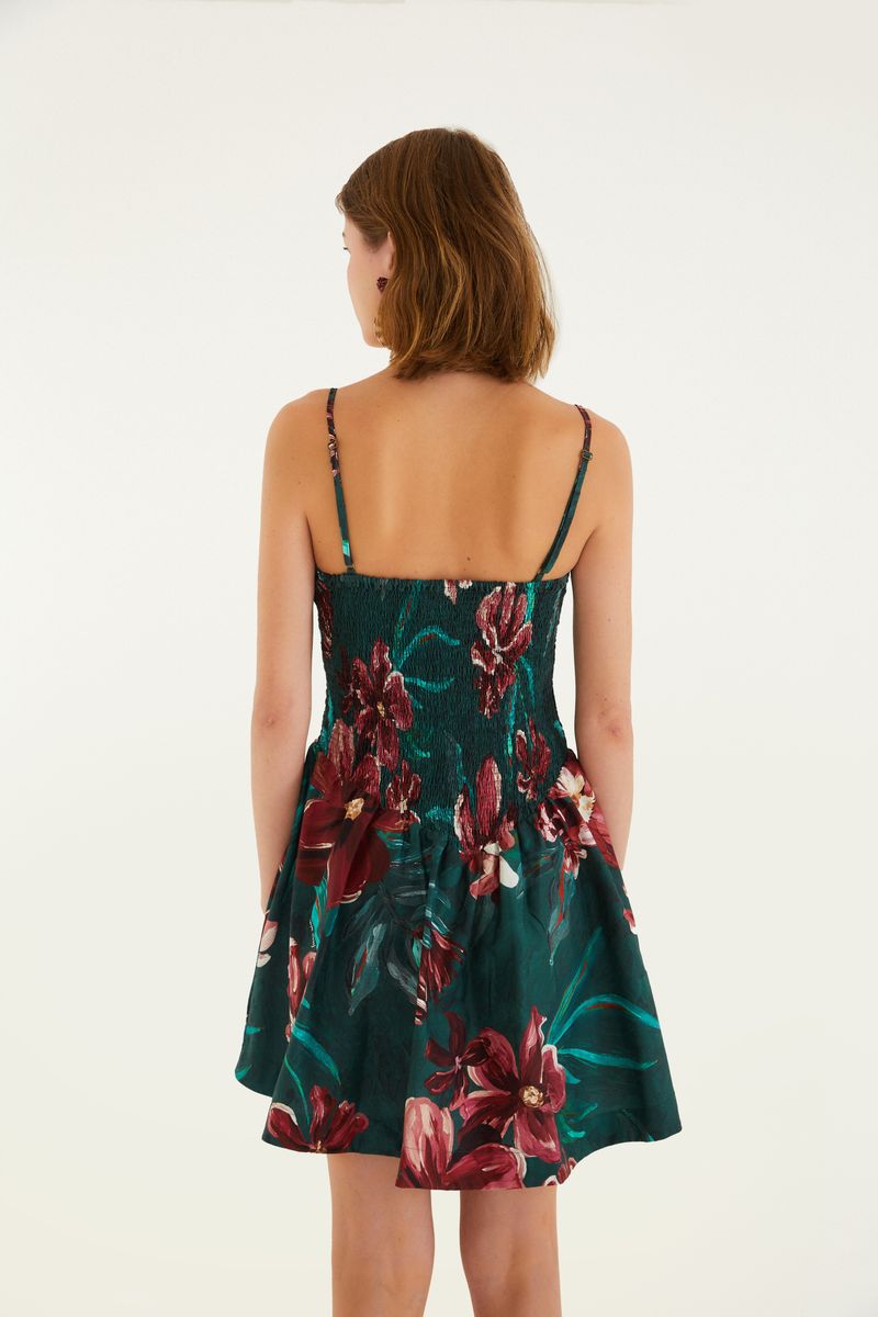 Vista trasera del vestido corto estampado.