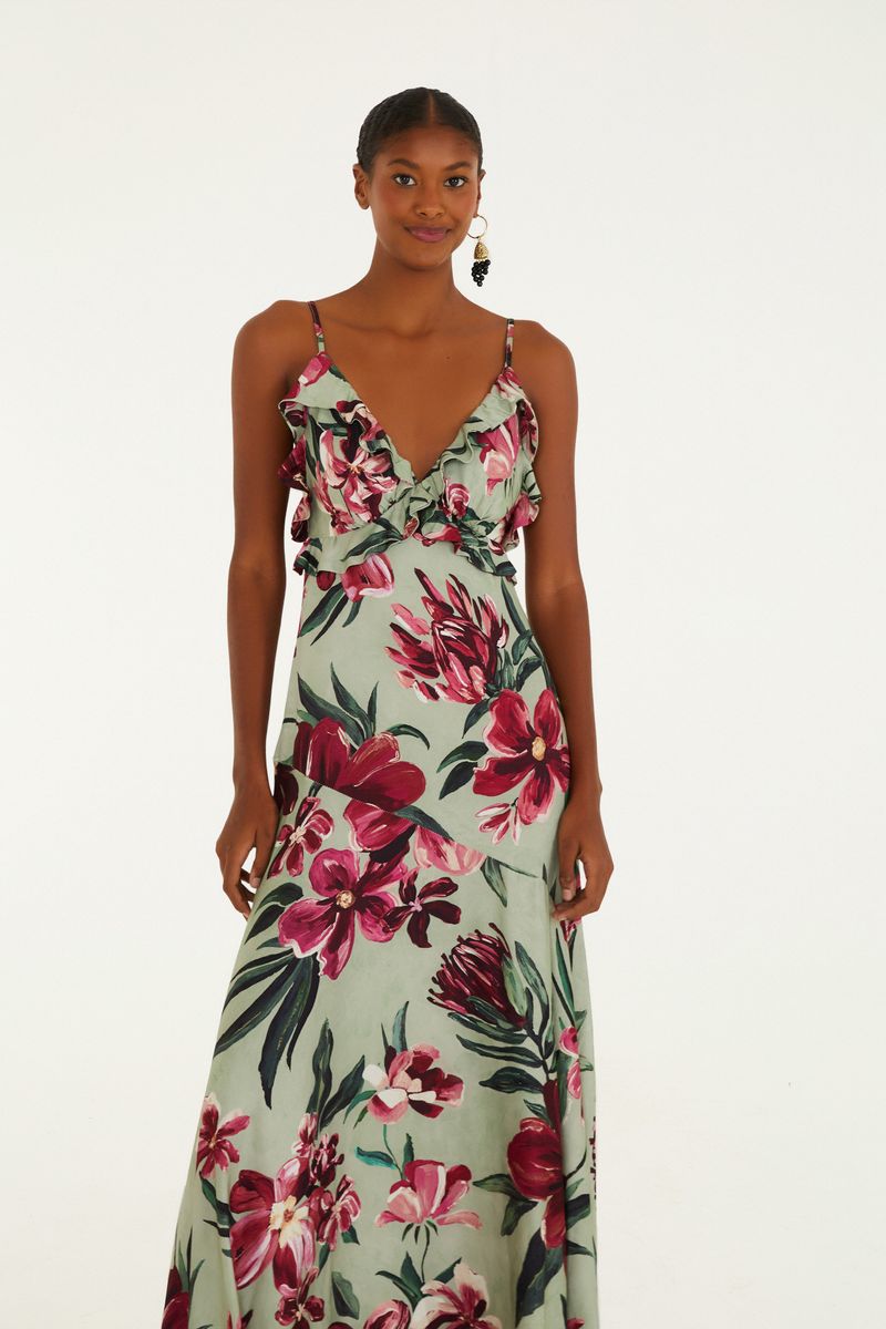 Imagen frontal de un vestido largo con tirantes finos, estampado floral en tonos de verde y rosa, con detalles de volantes en el corpiño.