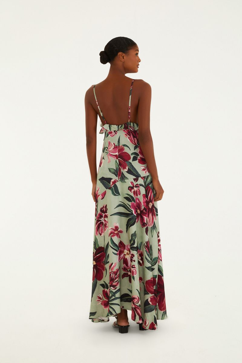 Imagen trasera de un vestido largo con tirantes finos, estampado floral en tonos de verde y rosa, mostrando el diseño abierto en la espalda.