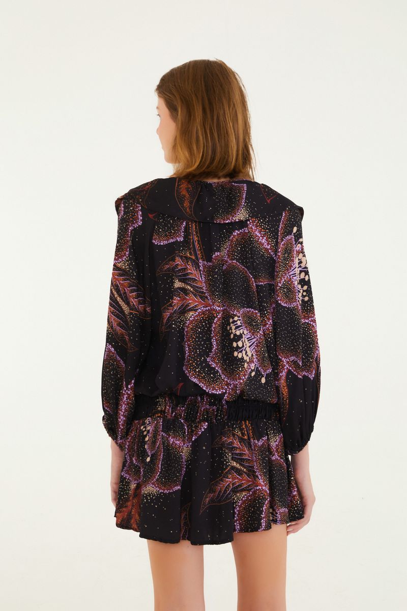 Vista trasera del vestido corto floral mostrando el diseño de la espalda.