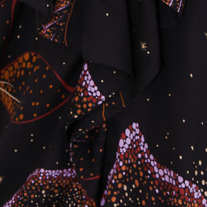 Acercamiento del estampado floral del vestido corto.