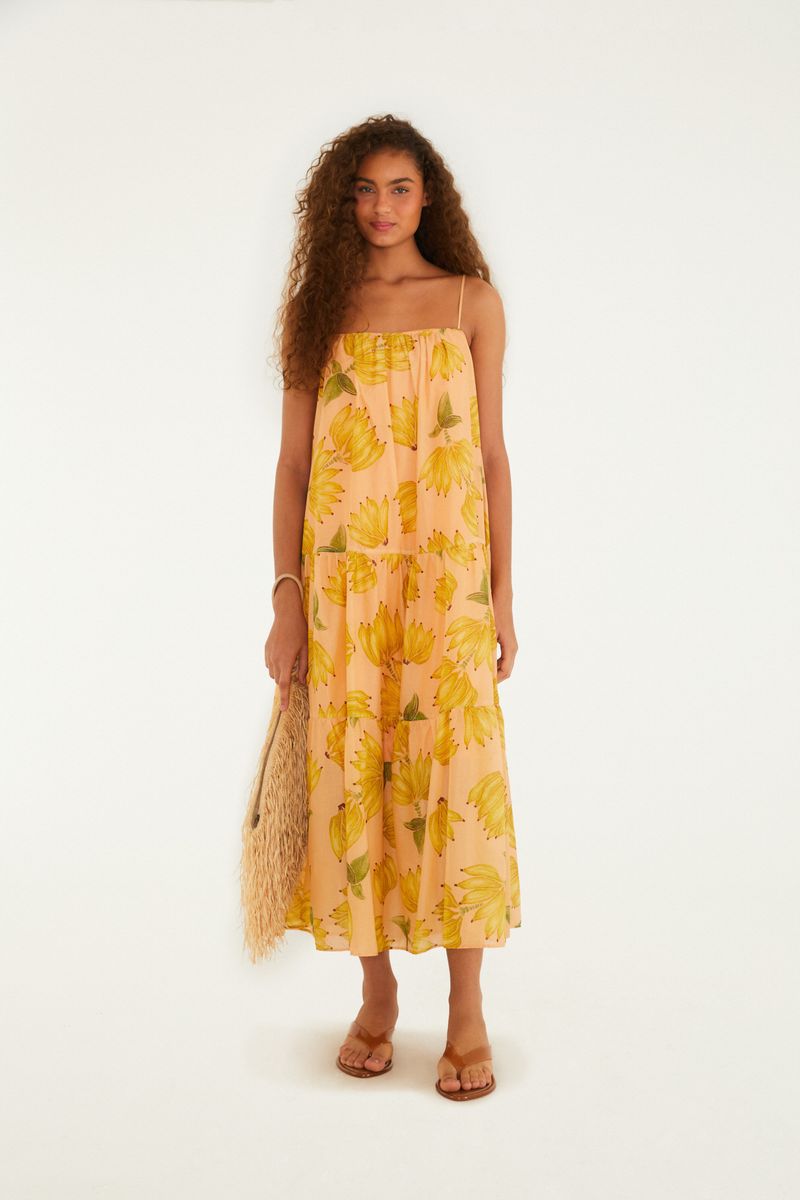 Vestido largo con estampado de bananas sobre fondo blanco.