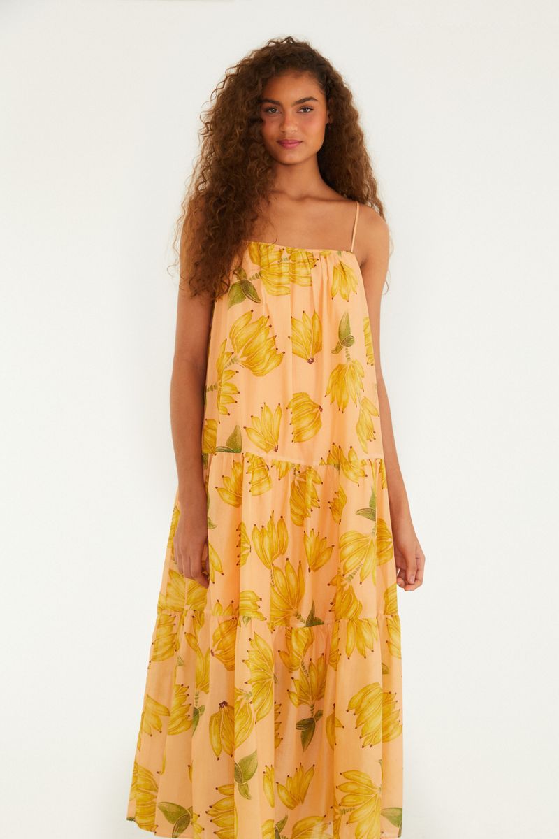 Vista frontal del vestido largo con estampado de bananas.