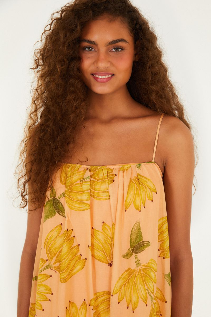 Detalle del escote del vestido largo con estampado de bananas.