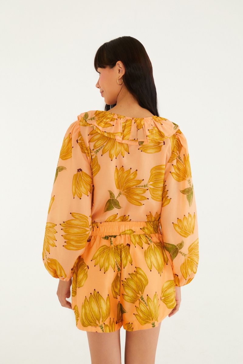 Vista posterior del conjunto estampado con tema tropical.