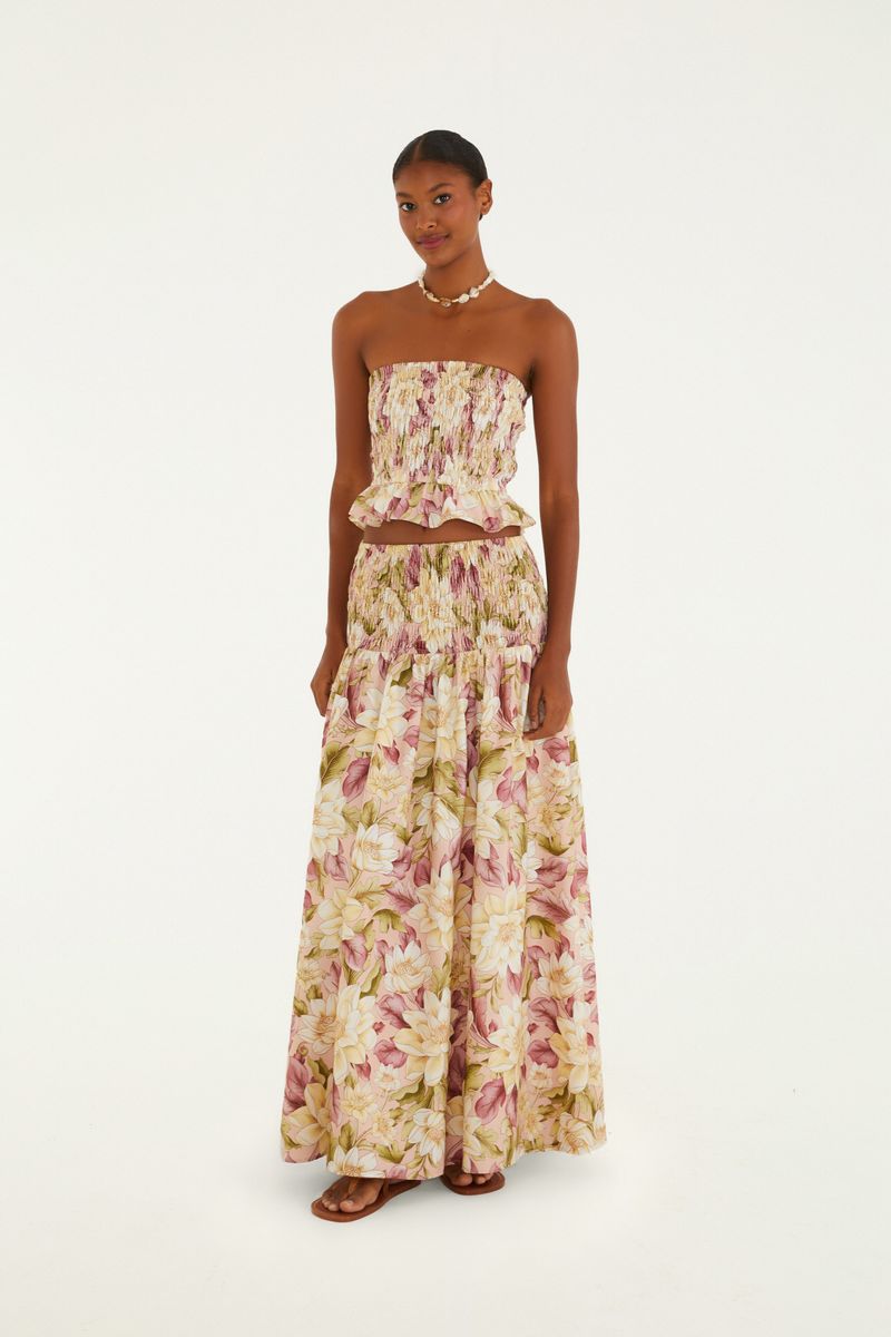 Imagen de una modelo vistiendo la Falda Serena, mostrando el diseño largo y fluido con estampado floral.