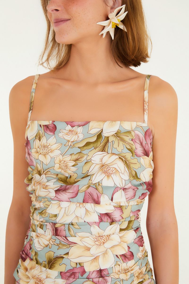 Imagen que muestra la parte frontal de un vestido corto sin tirantes con estampado floral en tonos pastel.