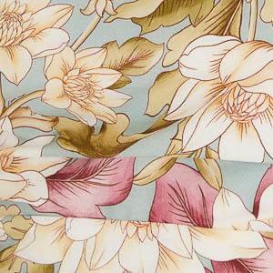 Imagen que muestra un primer plano del estampado floral del vestido, destacando flores en tonos rosa, beige y verde sobre fondo azul claro.