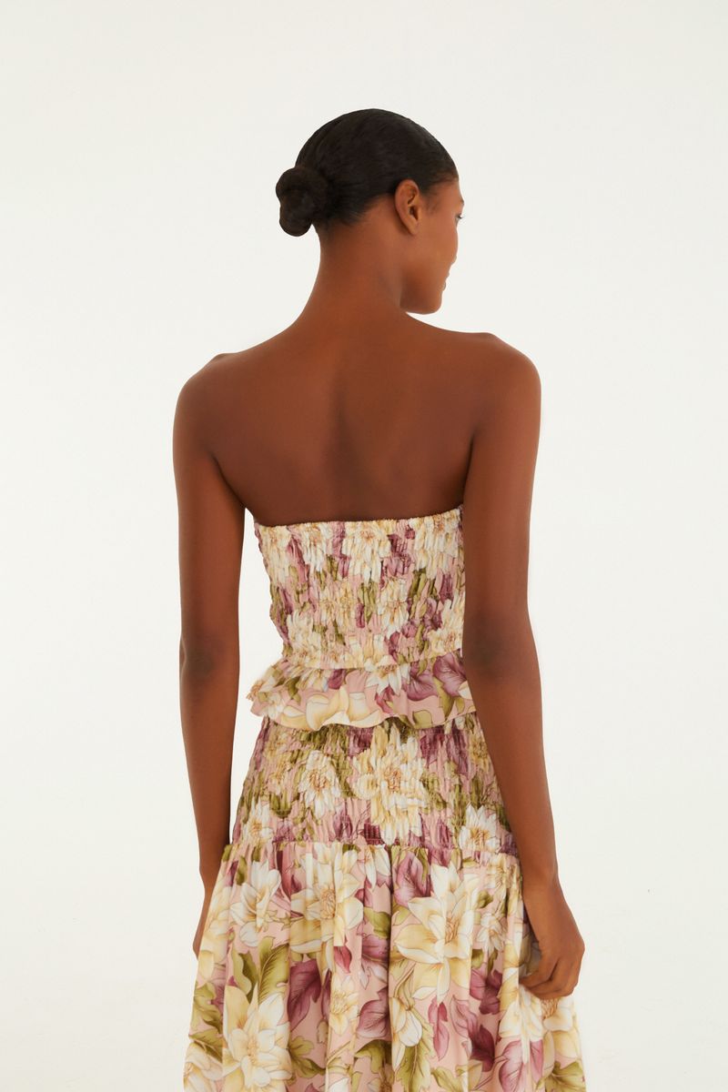 Imagen de un conjunto con el top floral y una falda larga combinando, visto de frente.