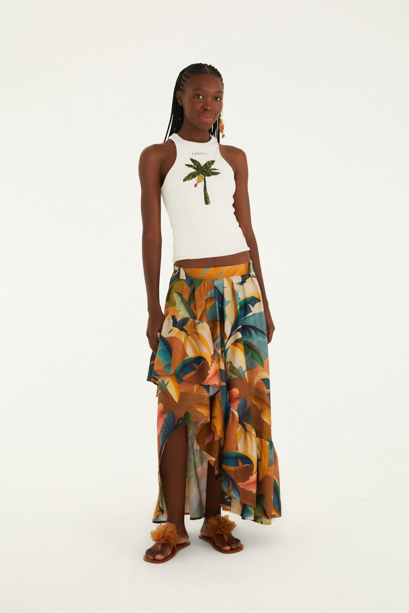 Modelo en estudio usando short estampado tropical con detalles de follaje.