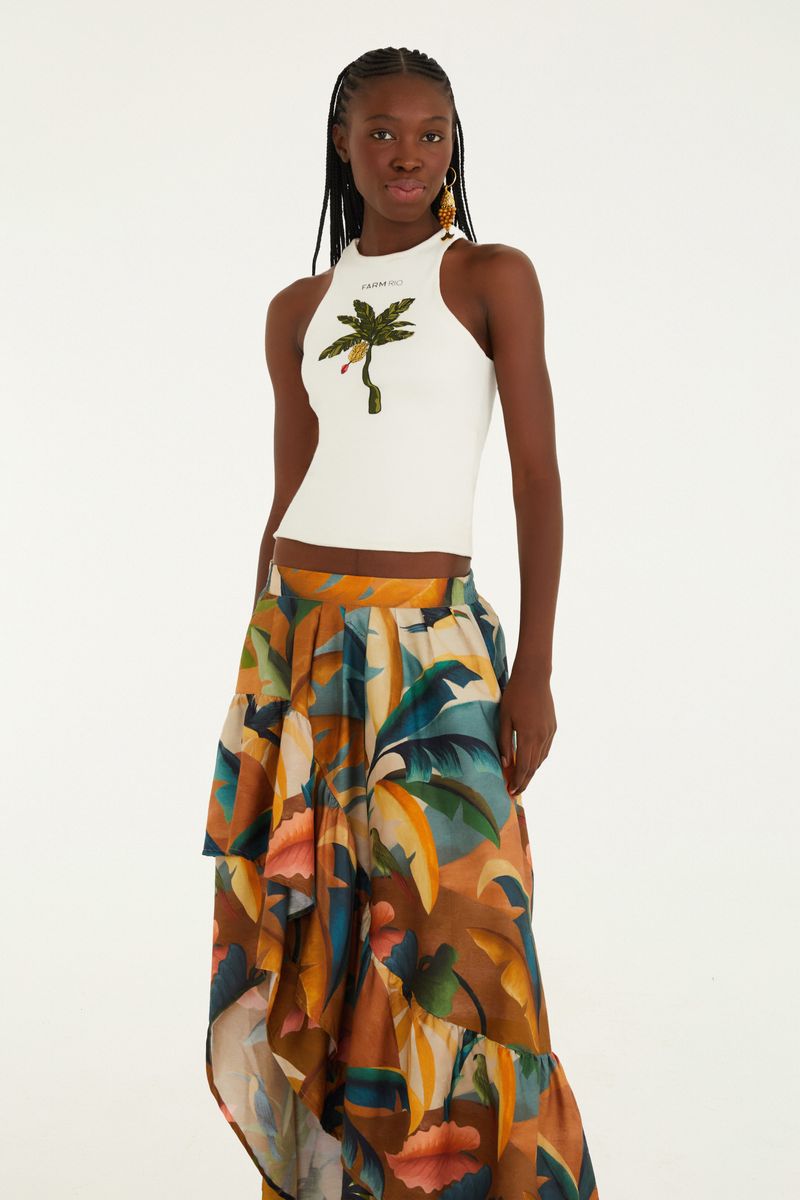 Vista lateral del short estampado tropical destacando su caída y diseño.