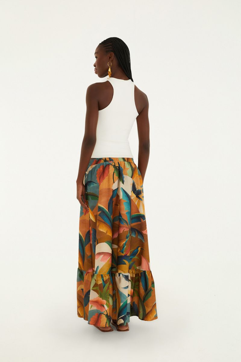 Vista trasera del short estampado tropical mostrando el ajuste y estampado completo.