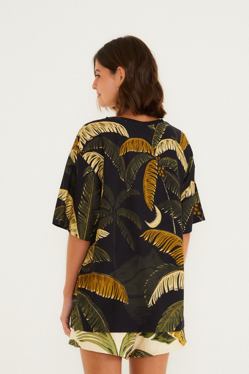 Vista de la parte trasera de la camiseta básica Itacaré con estampado tropical.