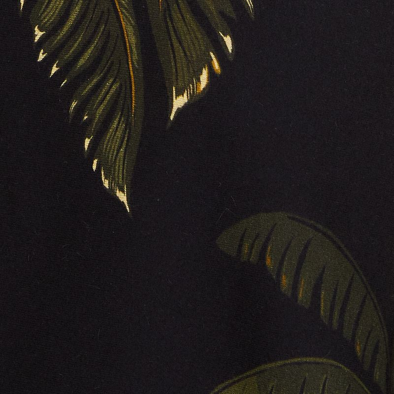 Primer plano del estampado tropical de hojas de la camiseta.
