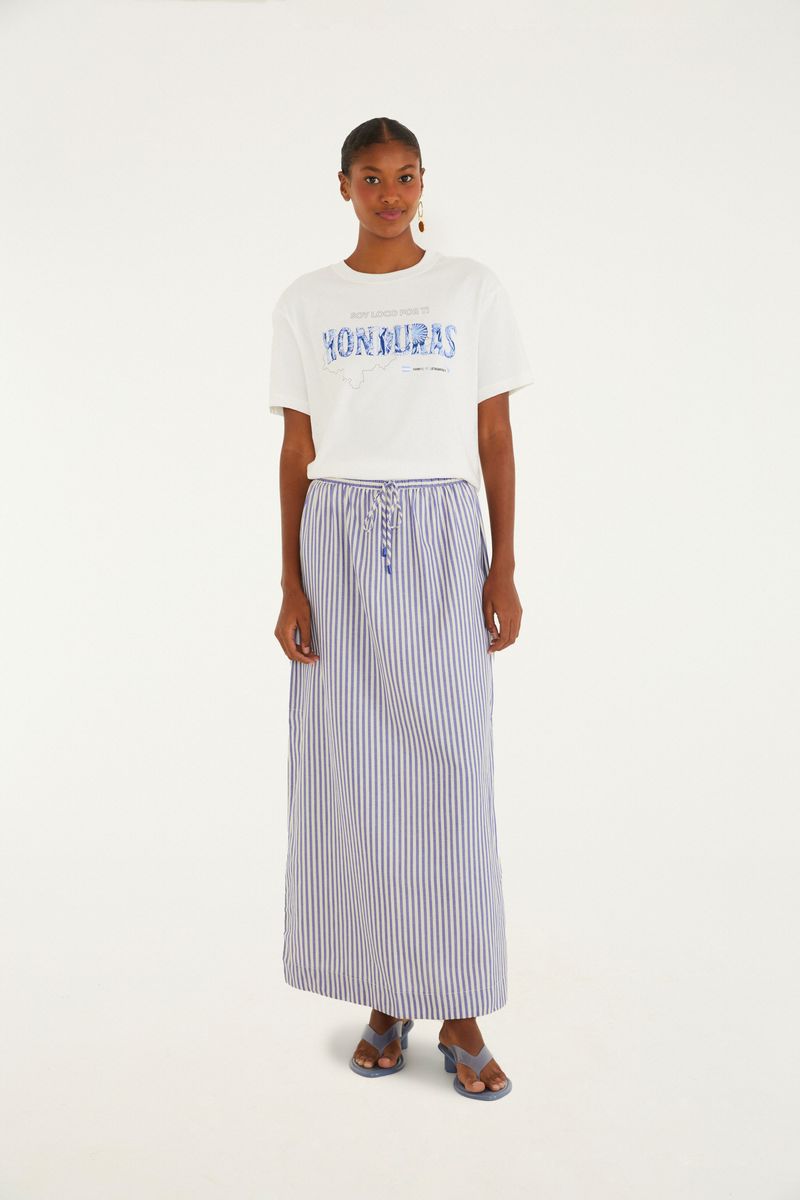 Imagen de un short con estampado de rayas en azul y beige, visto de frente.