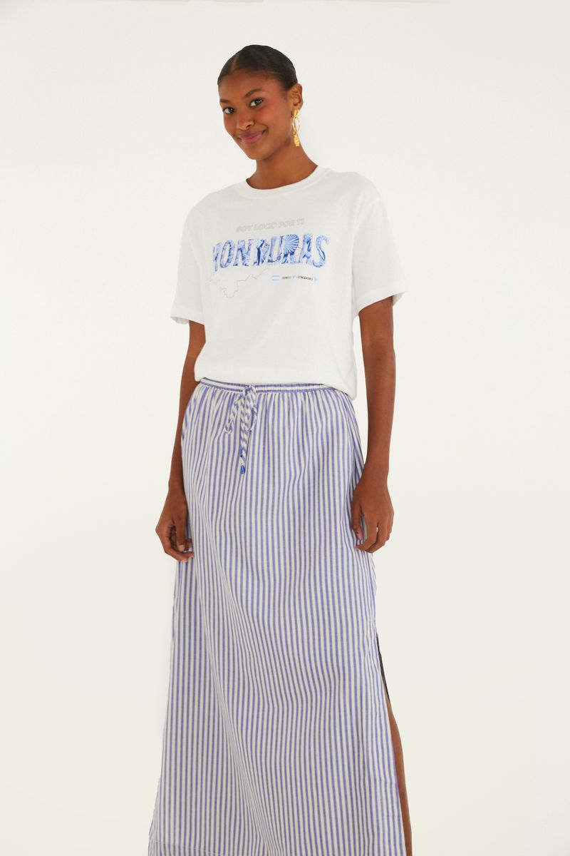 Imagen de un short con estampado de rayas en azul y beige, visto de lado.