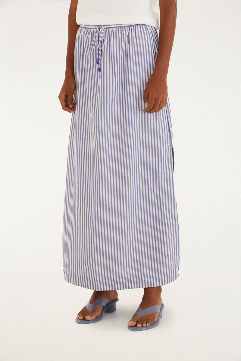 Imagen de un short con estampado de rayas en azul y beige, visto desde atrás.