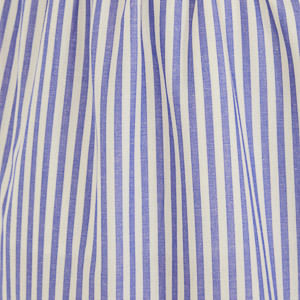Vista lateral del vestido largo con estampado de rayas azules y blancas, destacando la caída fluida.