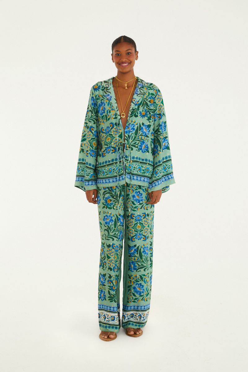 Conjunto de blusa y pantalón estampados florales, vista completa.