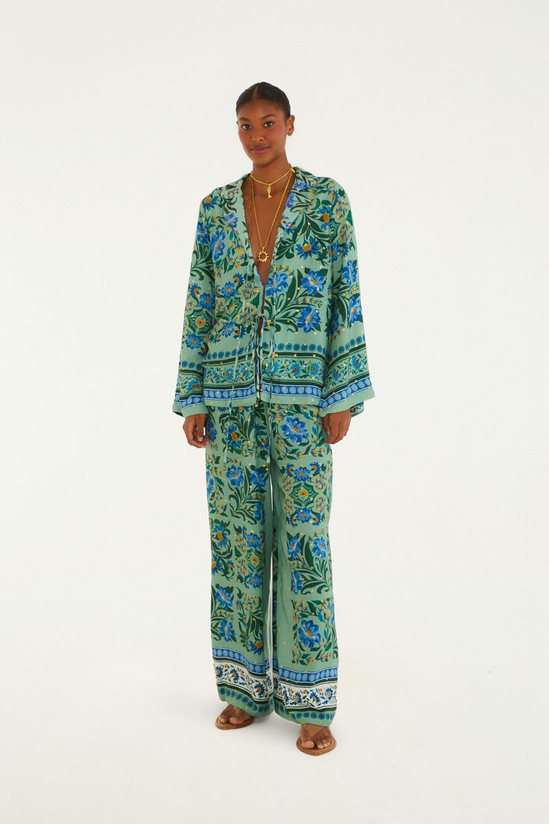 Imagen de una modelo vistiendo un pantalón estampado floral con blusa combinada, vista frontal.