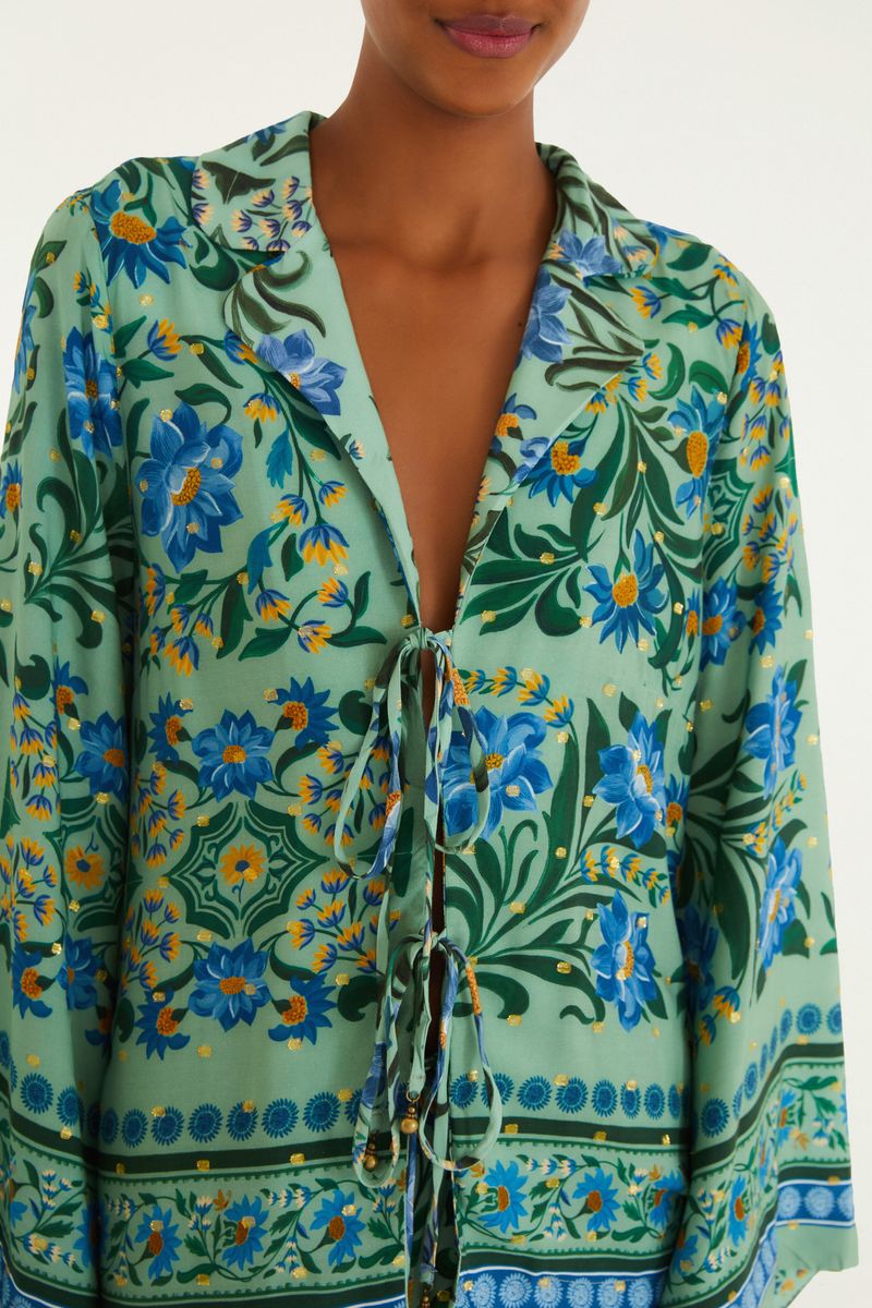 Detalle del cuello y del amarre de la blusa floral.