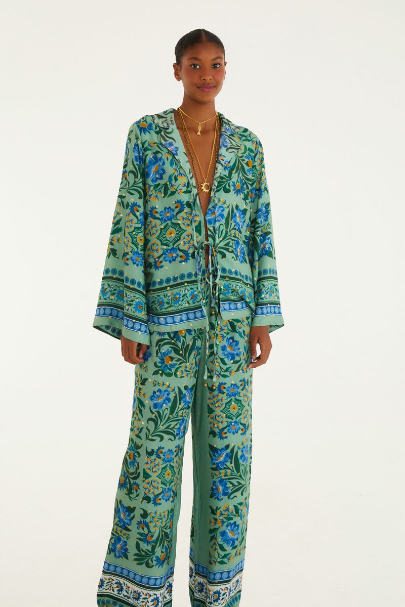 Imagen de una modelo vistiendo un pantalón estampado floral con blusa combinada, vista lateral.