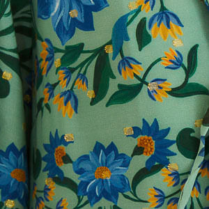 Acercamiento de la estampa floral en tonos de azul y verde.