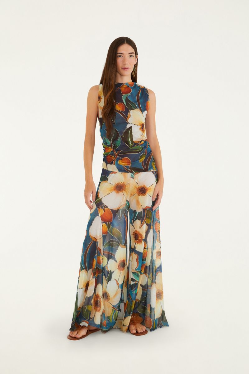 Blusa estampada floral botánica en fondo azul oscuro, vista trasera.
