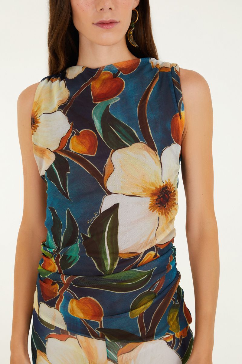 Detalle del escote redondo y estampado floral botánico.