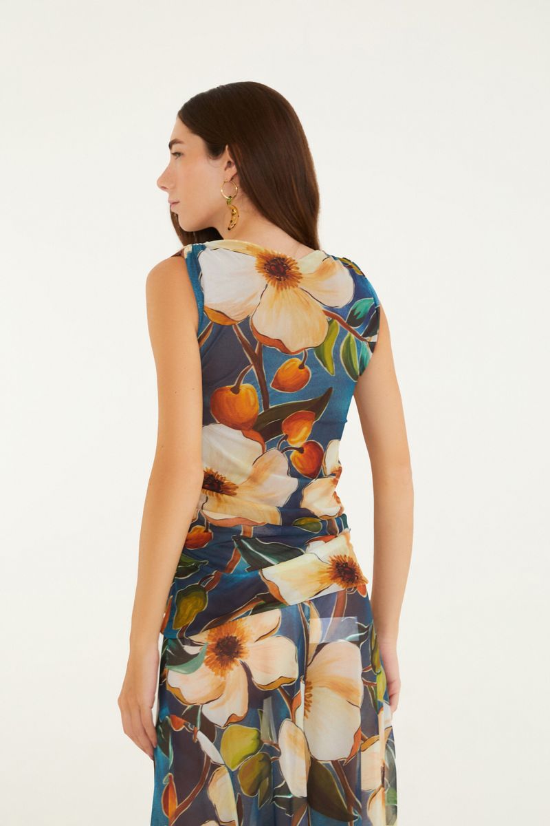 Vista lateral de la blusa estampada floral botánica.