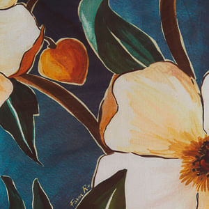 Close-up del estampado floral botánico en fondo azul oscuro.
