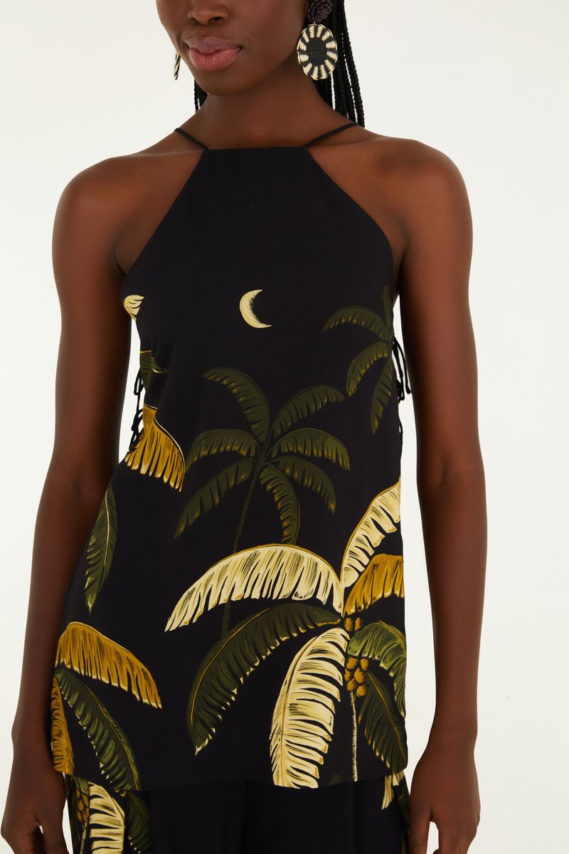 Detalle del estampado tropical de follaje en la Blusa Itacare Negro.