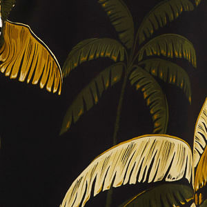 Close-up del estampado tropical de follaje en la Blusa Itacare Negro.