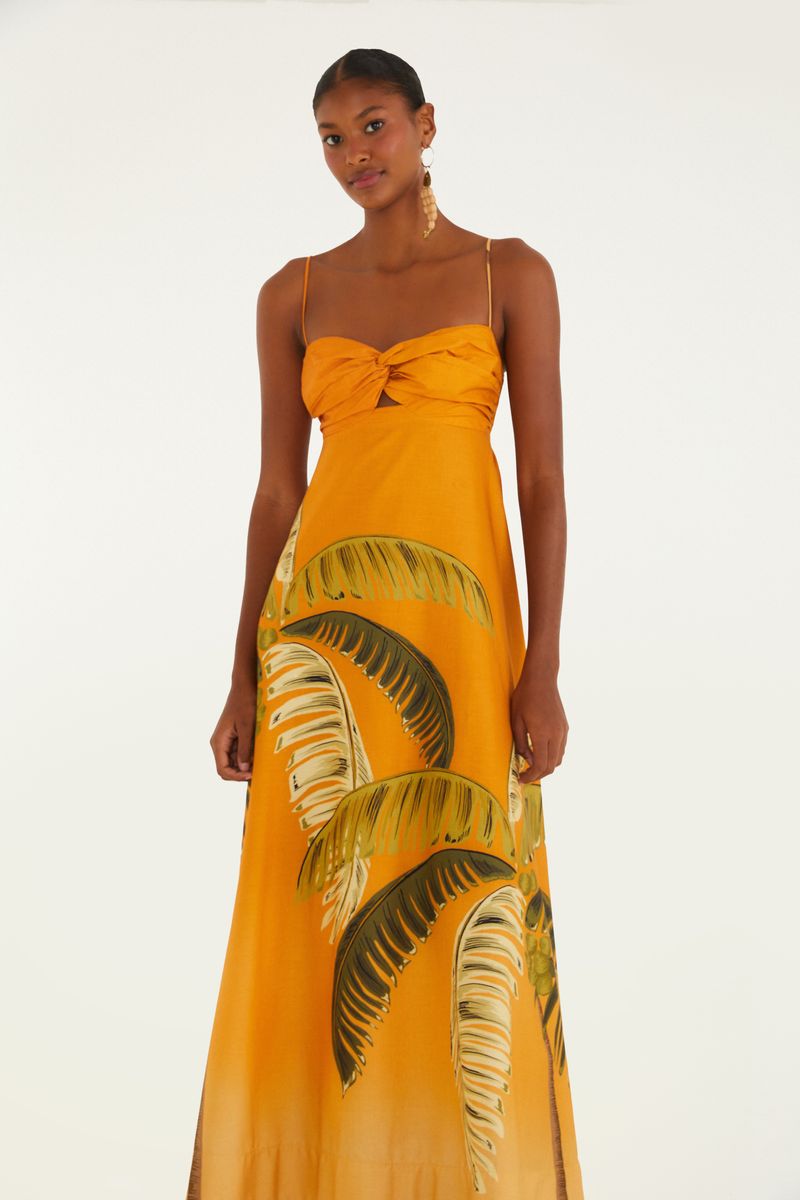 Vista trasera del vestido mostrando el diseño con elástico en la parte superior y estampado de palmeras.