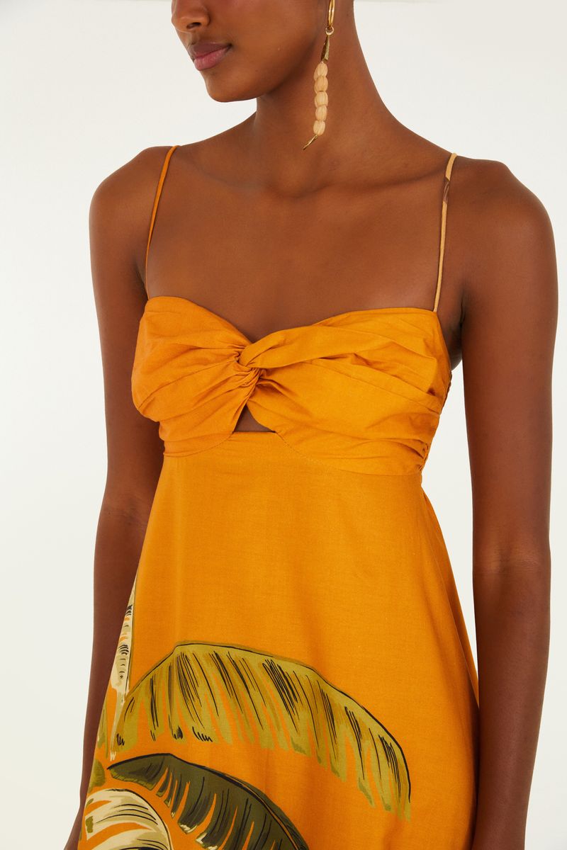 Detalle del escote cruzado del vestido con tiras finas.
