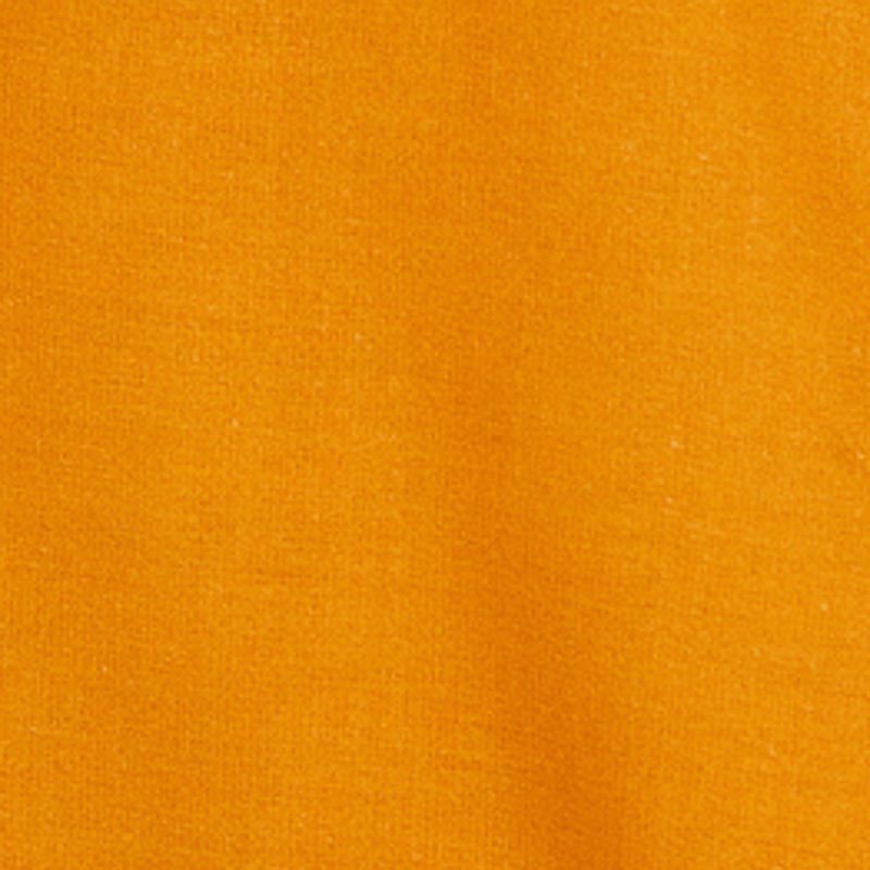 Acercamiento a la tela naranja del vestido mostrando su textura.