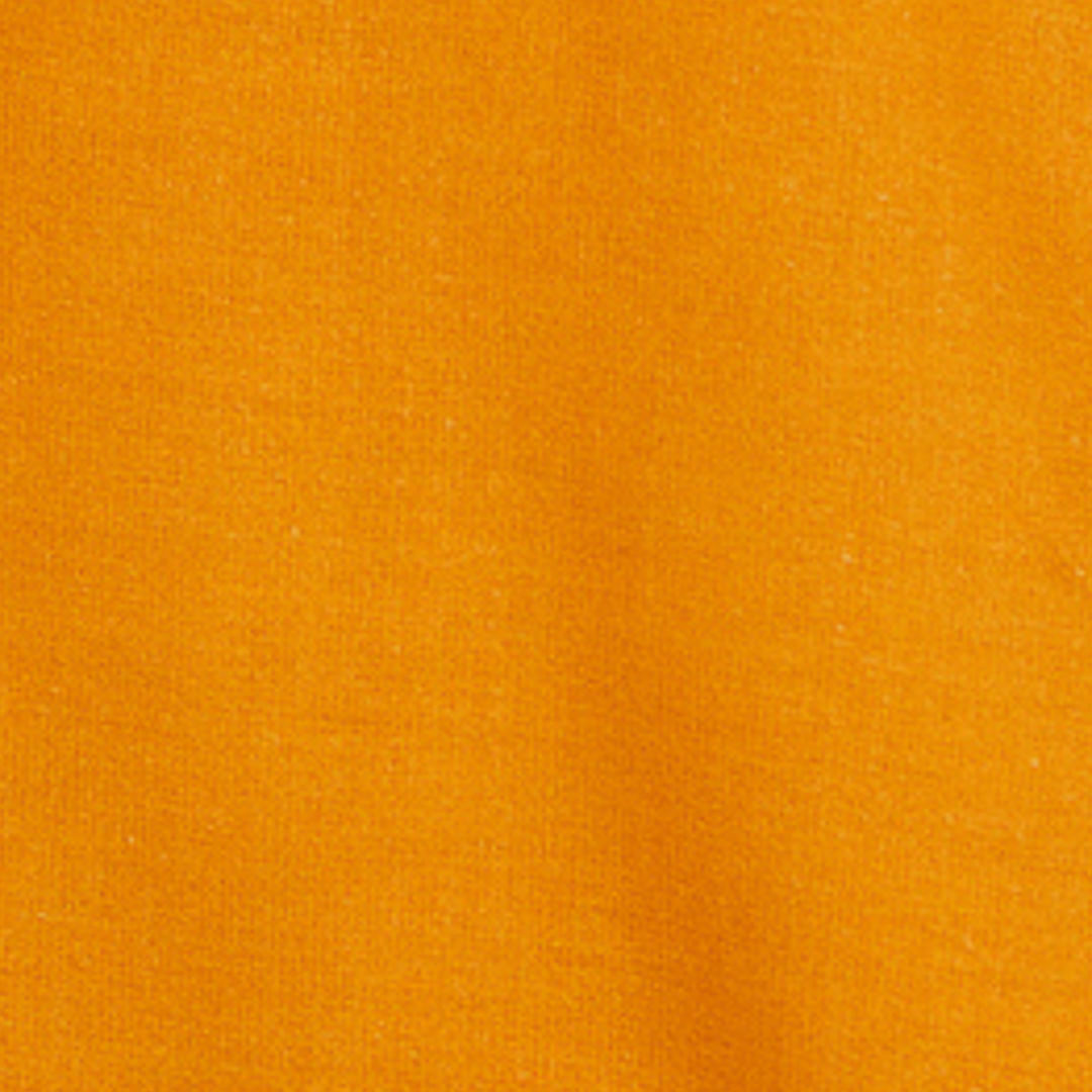 Acercamiento a la tela naranja del vestido mostrando su textura.