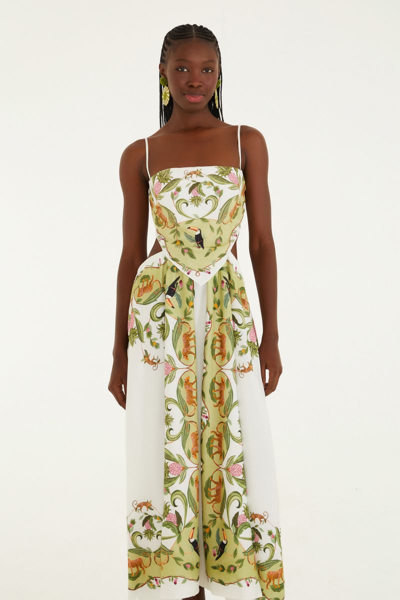 Vestido estampado con tirantes finos y diseño de pañuelo, visto de espalda.