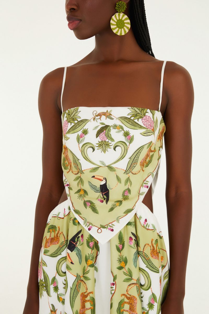 Detalle del corpiño del vestido estampado con tirantes finos y diseño de pañuelo.