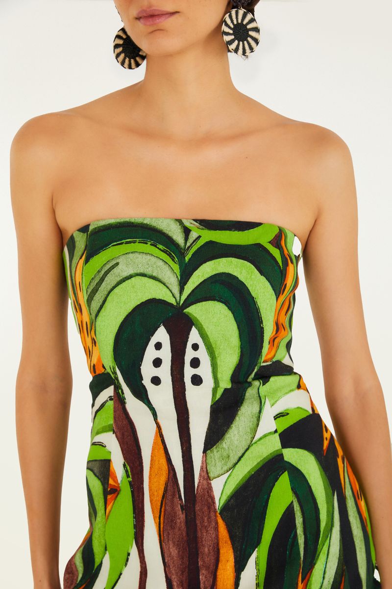 Detalle del estampado de la blusa con tema de bosque, evidenciando los elementos de follaje.