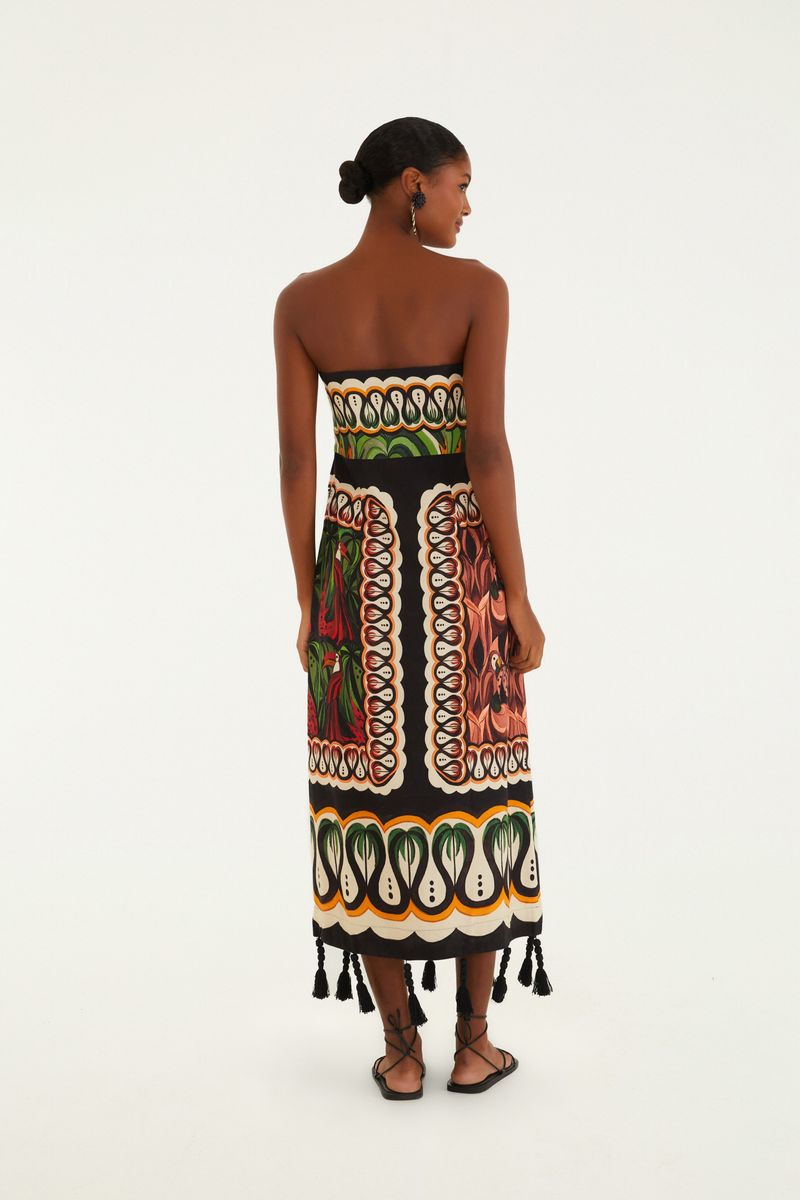 Imagen mostrando el vestido estampado con diseño vibrante y colorido, visto de espalda.