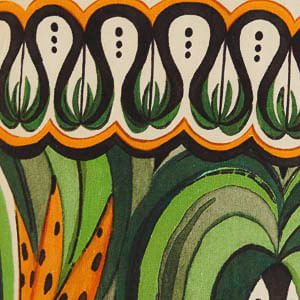 Imagen mostrando un primer plano del diseño estampado del vestido, resaltando los detalles y colores.