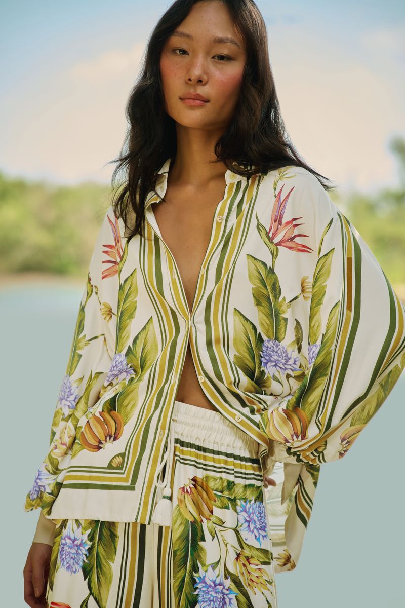 Camisa tropical con estampado botánico, vista frontal con detalles de cuello y mangas.