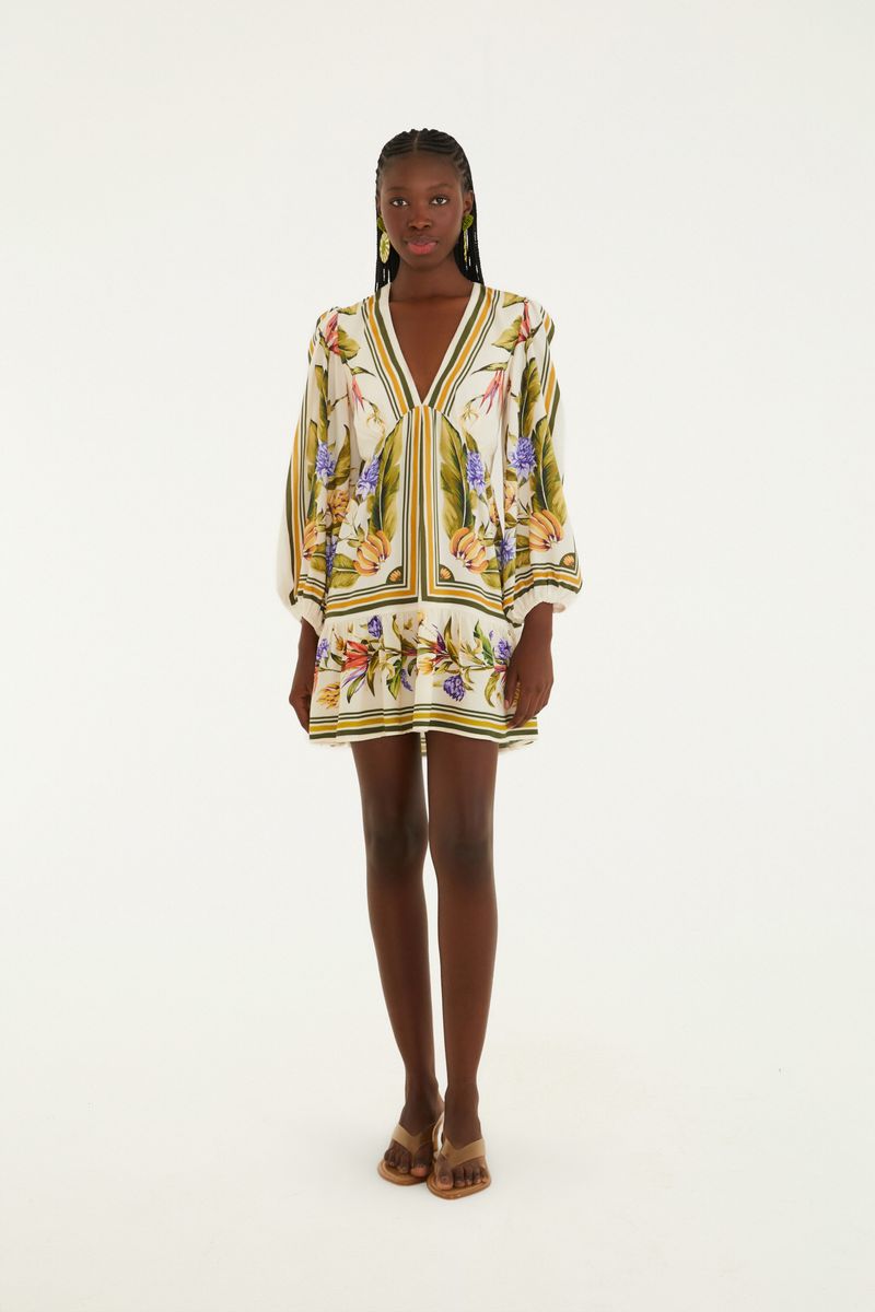 Vestido corto con estampado tropical, escote en V y mangas largas abullonadas.